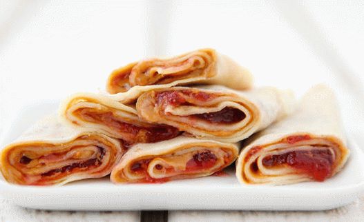 Photo de galettes hongroises avec de la confiture et du beurre de cacahuète