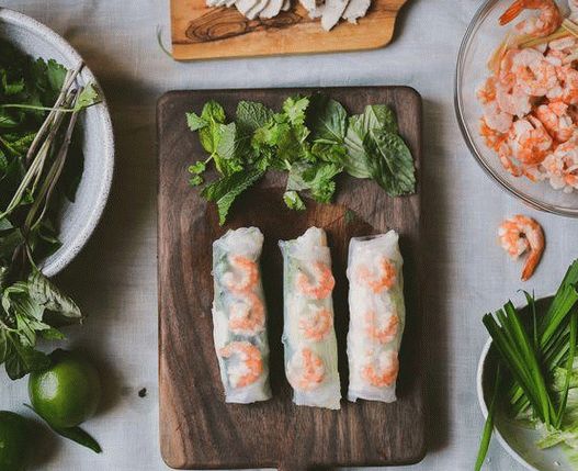 Photo de petits pains vietnamiens avec crevettes et porc (Goy-Kuon) et trempette de poisson