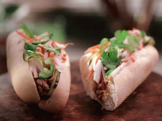 Photo sandwich vietnamien à la viande hachée et aux légumes marinés