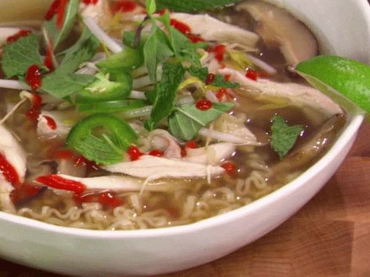 Photo de la soupe vietnamienne de Fo Ha (soupe de nouilles au poulet)