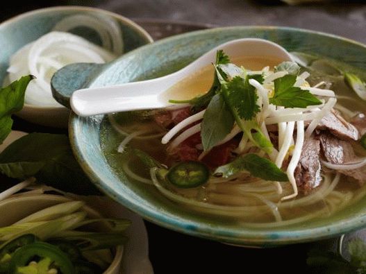 Photo de soupe de nouilles de riz vietnamienne avec du bœuf