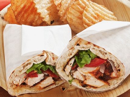 Photo de roulés avec du poulet, de la tomate et de la salade romaine créole