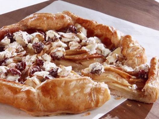 Biscuit aux pommes avec garniture au fromage de chèvre, aux cerises et aux amandes