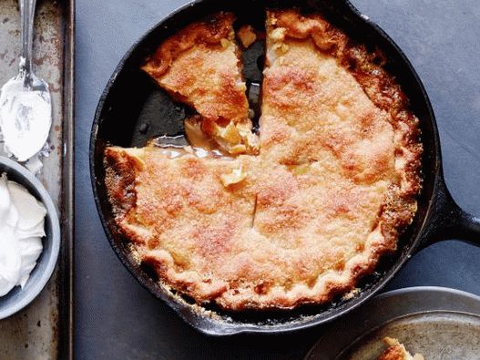 Tarte aux pommes à la crème fouettée et à la cannelle