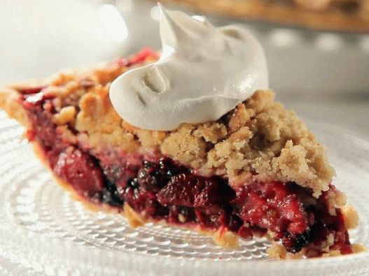 Tarte aux baies avec des miettes de céréales croquantes