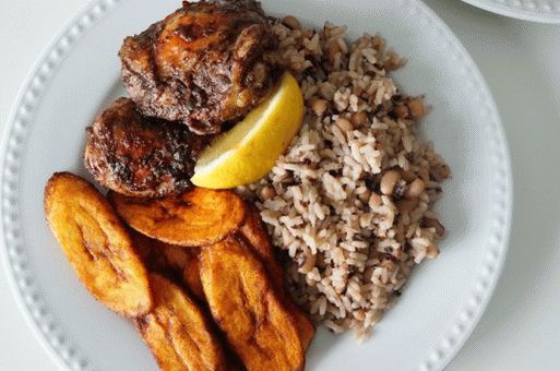 Déjeuner jamaïcain avec poulet, riz et haricots