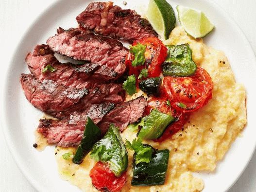 Photo steak de croquis du sud-ouest avec du porridge au maïs et au fromage