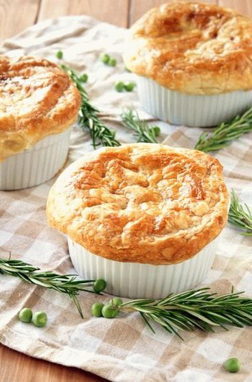 Photo Tarte fermée au poulet, champignons et bacon