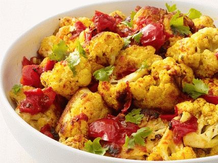 Chou-fleur cuit au four avec tomates