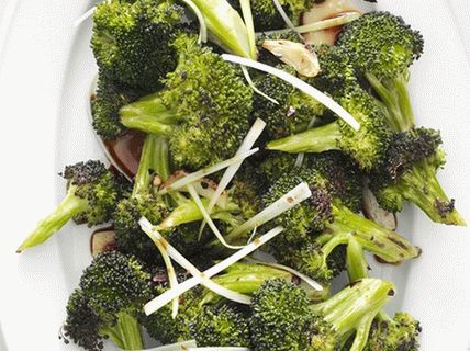 Photo Brocoli cuit au four avec des oignons verts