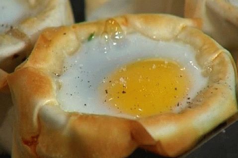 Champignons au four avec des œufs dans des paniers en filo
