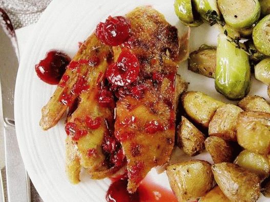 Photo Canard cuit au four avec une croûte croustillante à la sauce cerise-romarin
