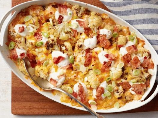 Photo Casserole de chou-fleur avec du fromage, des oignons verts et du bacon