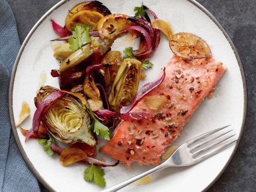 Filet de saumon cuit au four avec artichauts