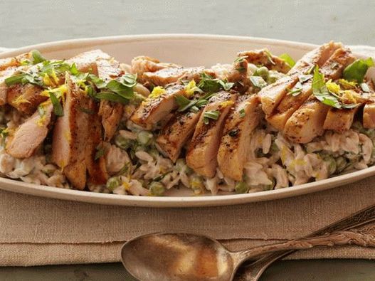 Pâte à la crème d'orzo avec du poivre au citron et du poulet frit