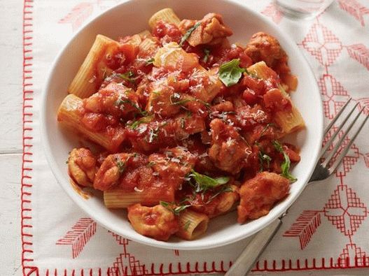 Rigatoni au poulet avec sauce tomate