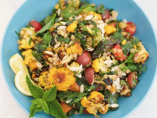 Salade de pâtes aux lentilles et à l'orzo avec chou-fleur, bettes et herbes au four