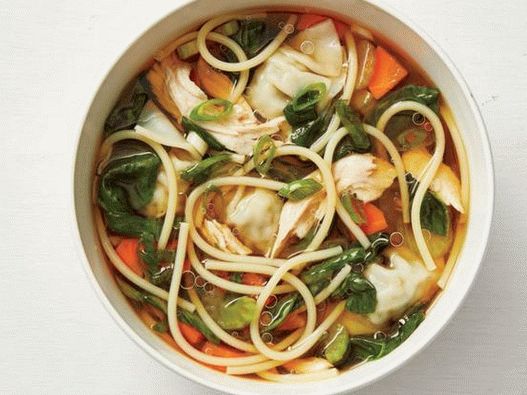 Soupe de poulet avec des pâtes et des quenelles asiatiques