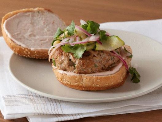 Burgers à la dinde et concombre mariné asiatique