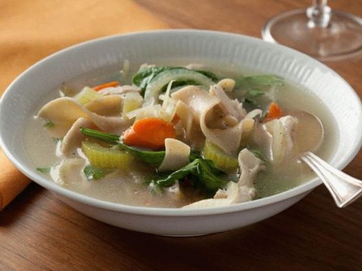 Soupe de poulet aux épinards et nouilles aux grains entiers