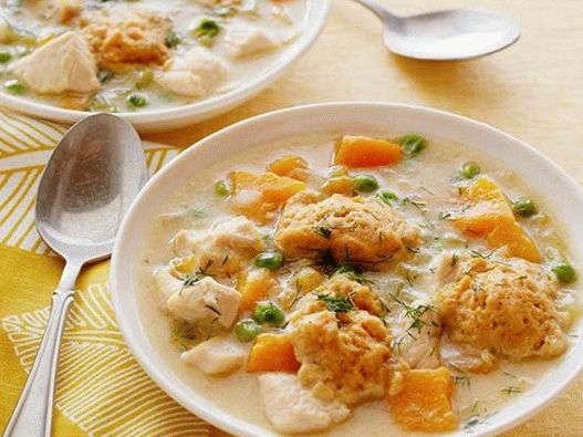 Poulet dans un bouillon léger avec aneth et boulettes