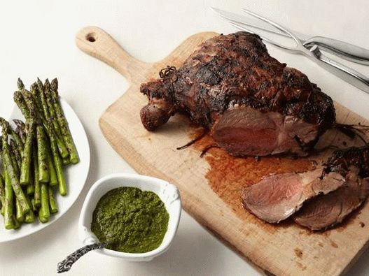 Gigot d'agneau grillé à la sauce chimichurri aux asperges et à la menthe