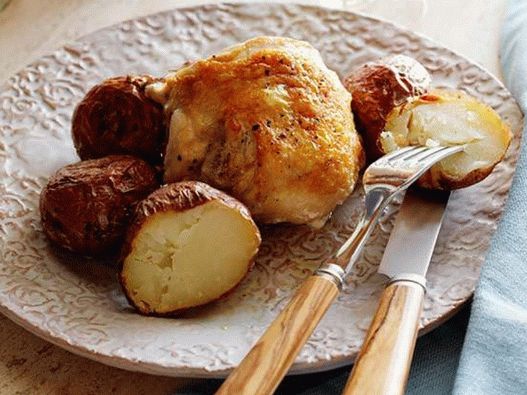 Poulet au four avec pommes de terre et romarin