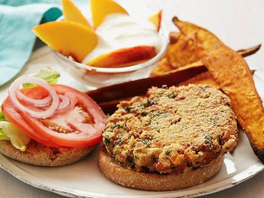 Burger végétarien avec côtelette de haricots et de chou frisé