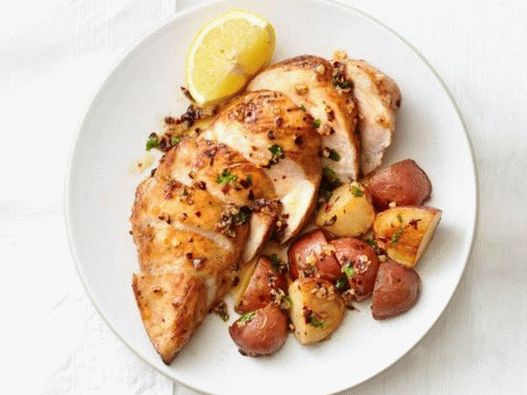 Poitrine de poulet cuite au four avec pommes de terre et ail caramélisé