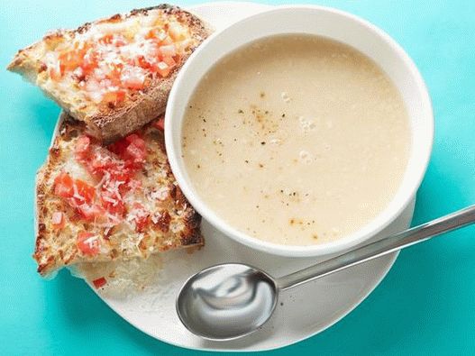 Soupe de haricots avec des toasts au fromage en 10 minutes