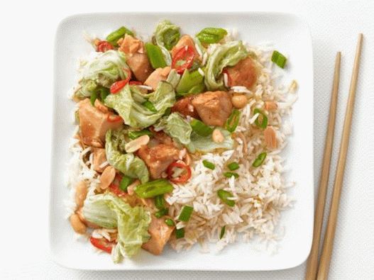 Frire avec du poulet et des cacahuètes