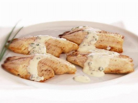 Tilapia rôti avec une sauce au miel et au yogourt