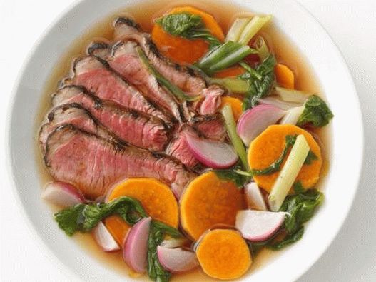 Boeuf à la patate douce dans un bouillon parfumé