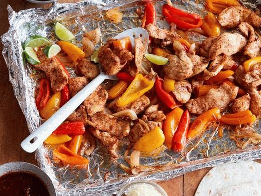 Fajitas au poulet sur une plaque à pâtisserie