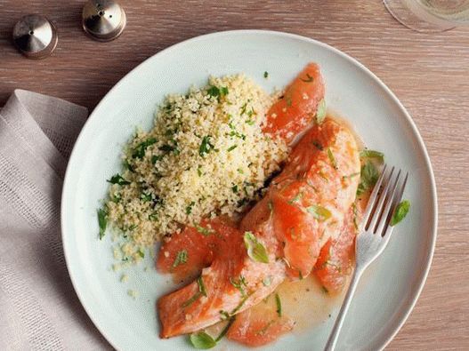 Saumon cuit au four avec sauce au pamplemousse