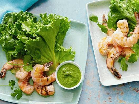 Crevettes grillées dans de la laitue à la menthe poivrée