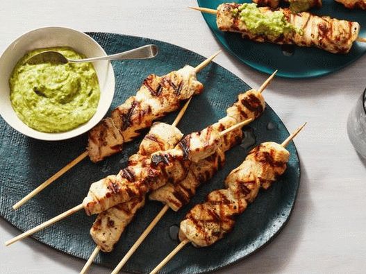 Kebab de poulet à la sauce verte
