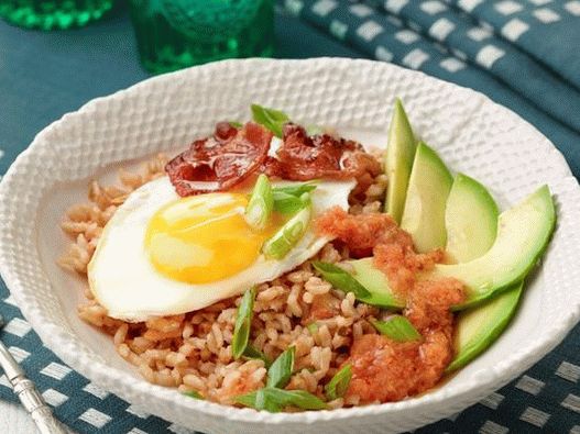 Riz aux oeufs au plat et kimchi