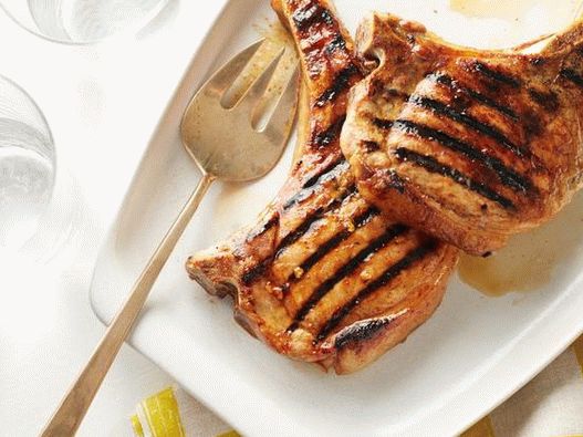 Côtelette de porc sur l'os dans un glaçage orange vif