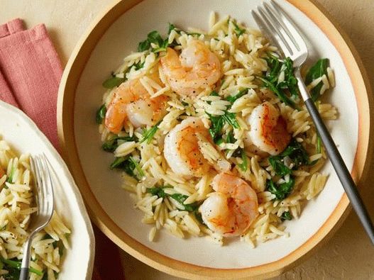 Crevettes à la sauce au citron avec de la pâte d'orso et de la roquette