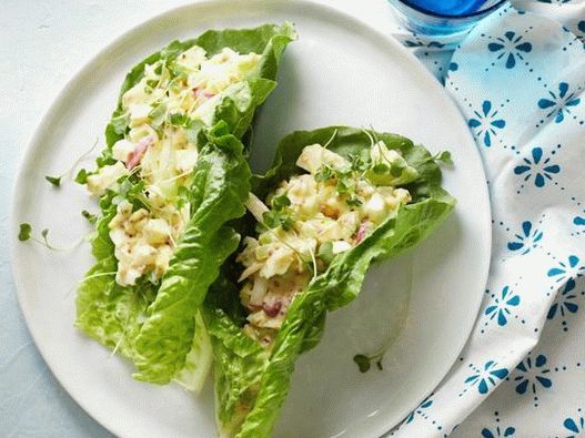 Salade aux oeufs dans des bateaux