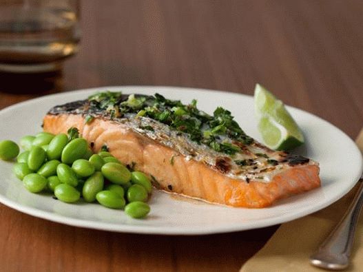 Steak de saumon grillé avec des haricots edamame