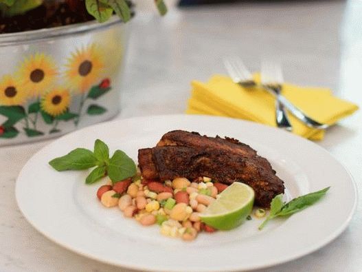 Merlu frit aux épices avec salade de haricots réfrigérés