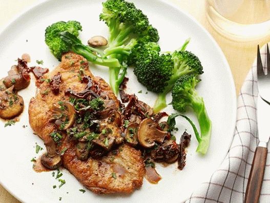 Poulet frit dans une casserole avec sauce aux champignons