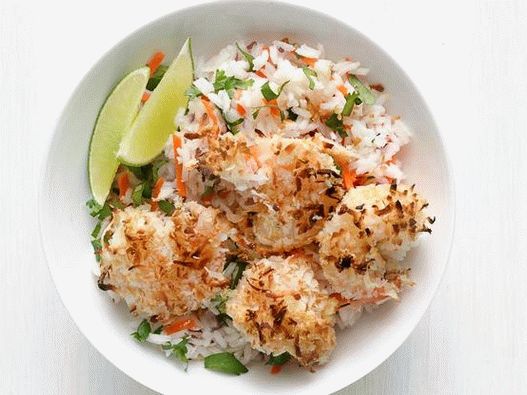 Crevettes à la noix de coco panées avec du riz tropical