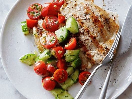 Poulet Frit avec Salade de Tomates et Concombre