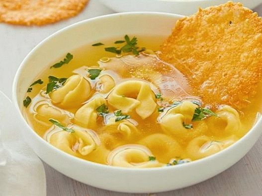 Tortellini au fromage dans un bouillon léger
