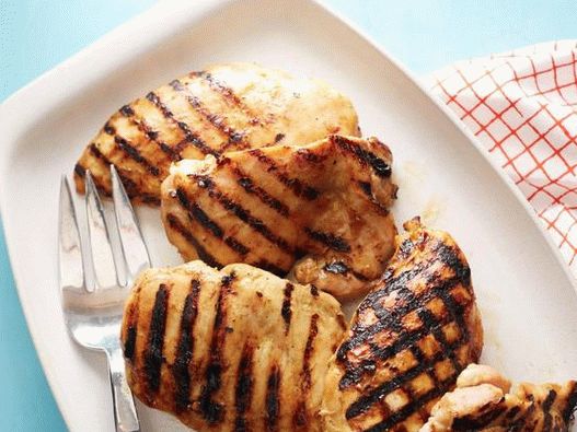 Poulet grillé avec sauce à l'oignon rouge