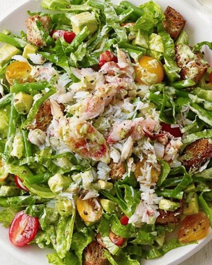 Salade de crabe à l'avocat et craquelins
