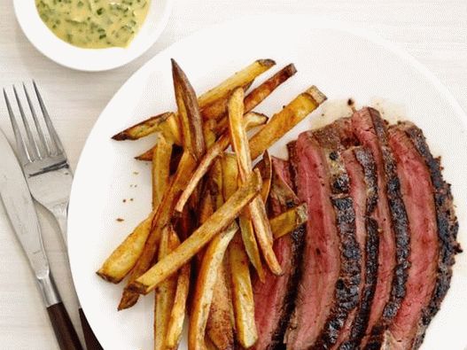 Steak de boeuf avec sauce à la moutarde et pommes de terre